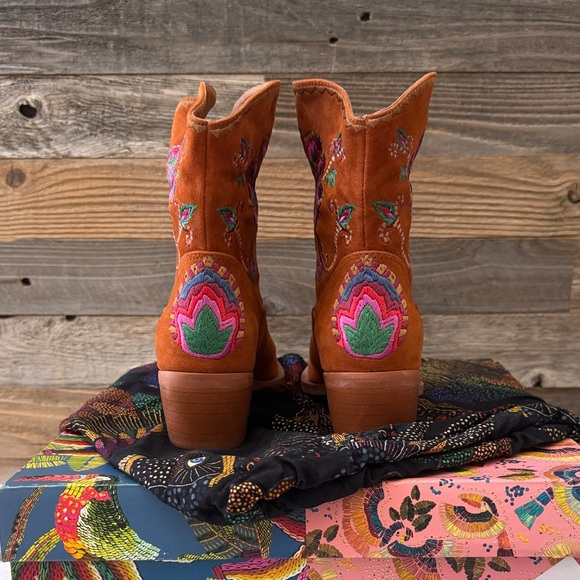 Farm Rio Caramel Boho Western Embroidered Boot Size 8 NIB With Dustbag - Picture 3 of 9